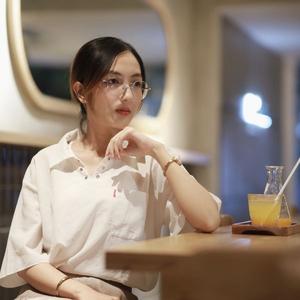仰映容